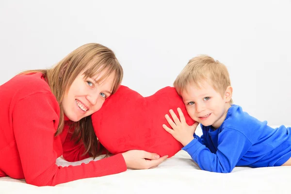 Mor och son håller hjärtat — Stockfoto
