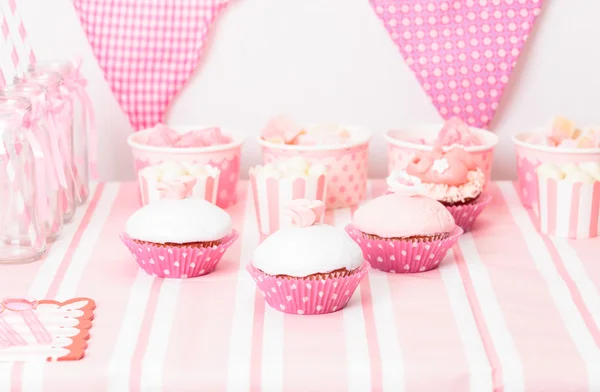 Mesa de postres en la fiesta de cumpleaños de las niñas — Foto de Stock