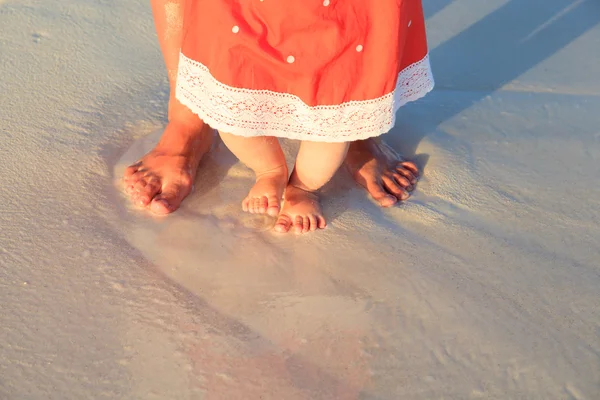 Pai e filhinha pés em uma praia tropical — Fotografia de Stock