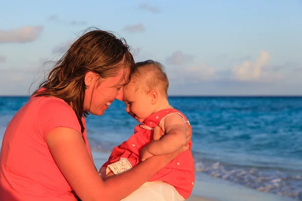 Madre e hija divirtiéndose en la playa del atardecer — Foto de Stock