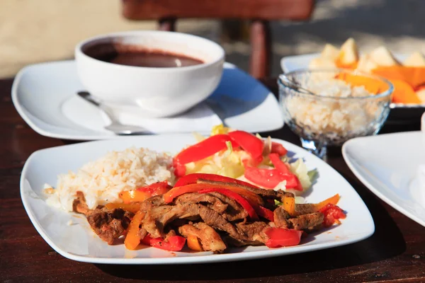 Daging, sayuran, nasi dengan sup dan salad buah — Stok Foto