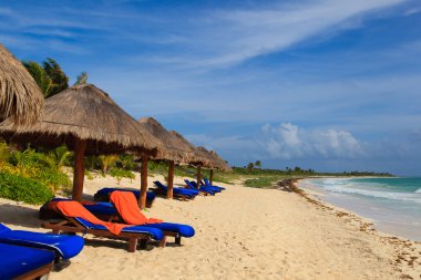 Plaj sandalyeleri egzotik tropik kum plaj