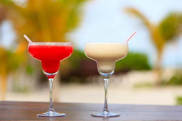 Два коктейля на тропическом песчаном пляже — стоковое фото