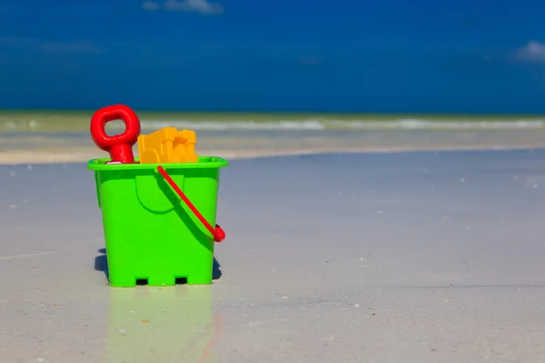 Giocattoli per bambini sulla spiaggia di sabbia estiva — Foto Stock