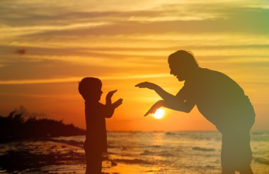 Baba ve oğul günbatımında eğleniyor