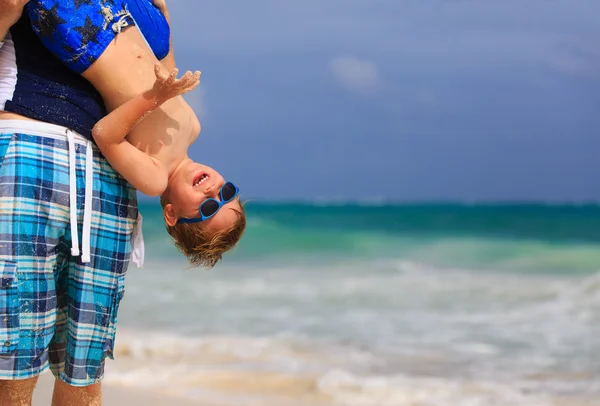 Petit garçon s'amuser avec père sur la plage d'été — Photo