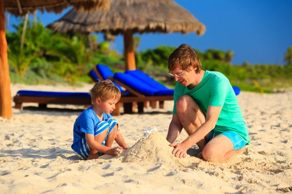 Padre e hijo construyendo castillo de arena en la playa —  Fotos de Stock