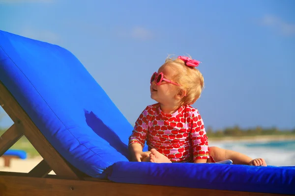 Mignonne petite fille sur la plage d'été — Photo