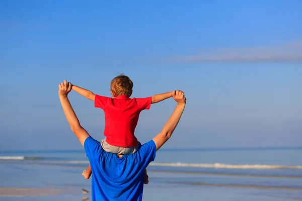 Gelukkig vader en zoon spelen op zee strand — Stockfoto