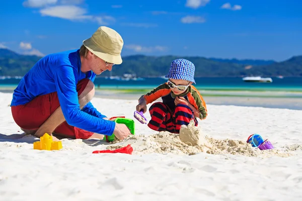 Padre e hijo construyendo castillo de arena en la playa —  Fotos de Stock