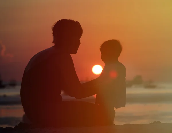 Madre e figlioletta al tramonto — Foto Stock