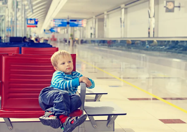 Маленький хлопчик чекає в аеропорту — стокове фото