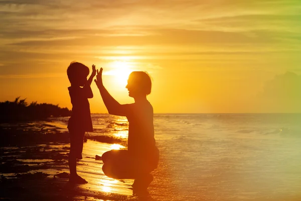 Père et fils jouant au coucher du soleil — Photo