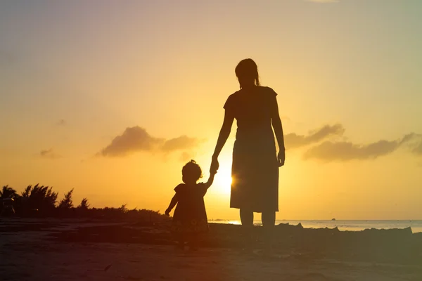 Mor och dotter promenader vid solnedgången — Stockfoto