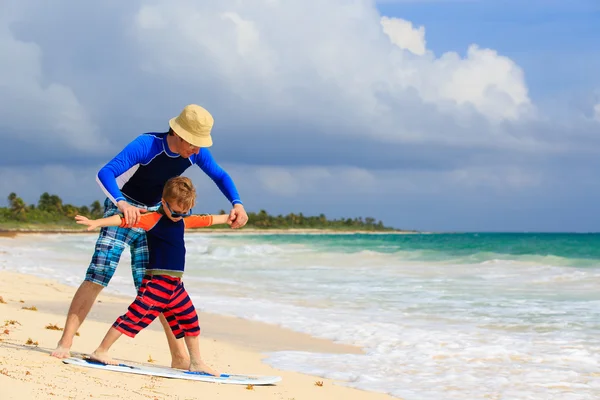 Vader en zoontje leren surfen op het strand — Stockfoto