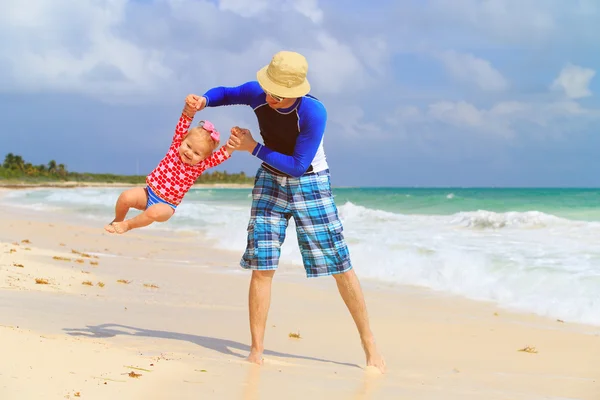 Vader en dochtertje plezier op zomer strand — Stockfoto