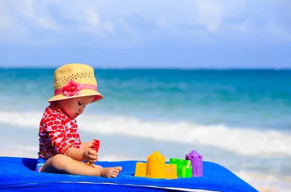 Carina bambina con giocattoli di sabbia sulla spiaggia — Foto Stock