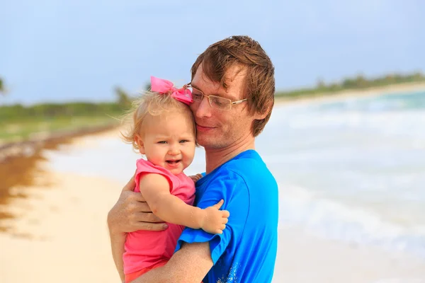 Vader en schattige kleine dochter op het strand — Stockfoto