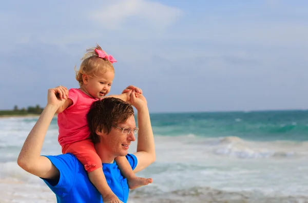Vader en dochtertje op zomer strand — Stockfoto
