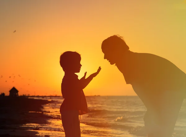 Vader en zoontje praten bij zonsondergang — Stockfoto