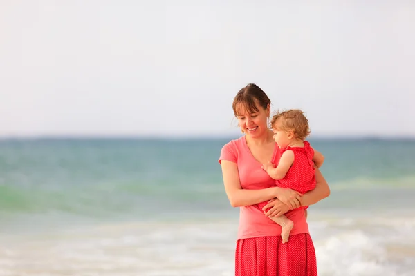 Mère et mignonne petite fille sur la plage d'été — Photo