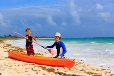 Baba ve oğul plaj kayık hazırlanılıyor