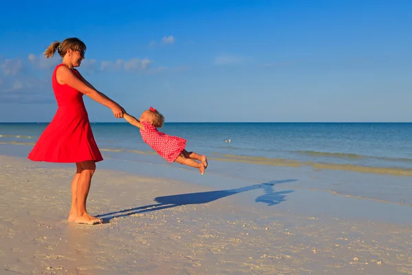 Matka a daugher hraje na letní beach — Stock fotografie