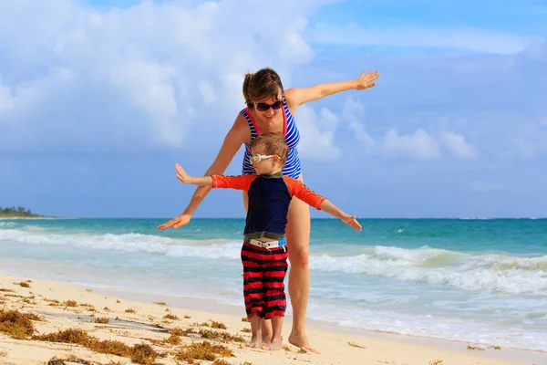 妈妈和儿子在海滩上飞 — 图库照片