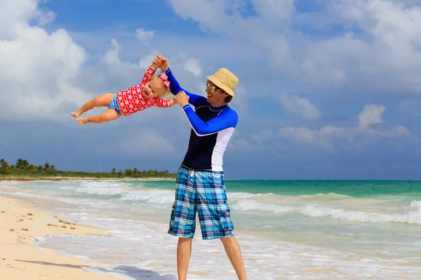 Vader en dochtertje plezier op zomer strand — Stockfoto