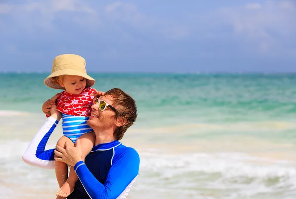 Padre e hija pequeña diversión en la playa — Foto de Stock