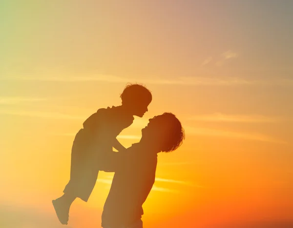 Vater und kleiner Sohn spielen bei Sonnenuntergang — Stockfoto