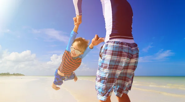 Vader en zoon spelen op het strand — Stockfoto