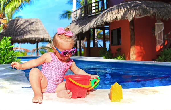 Cute toddler girl playing at tropical beach — Stock Photo, Image