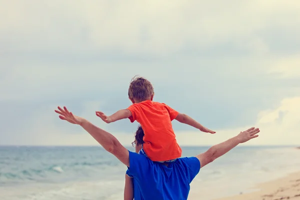 Gelukkig vader en zoon spelen op zee strand — Stockfoto