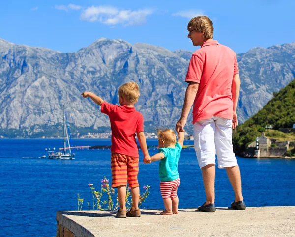 Padre con dos niños caminando en las montañas — Foto de Stock