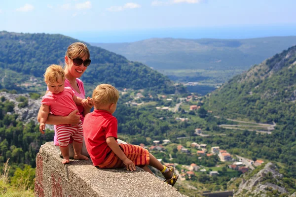 Madre con niños descansando en las montañas — Foto de Stock