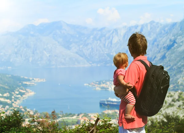 Padre con hija pequeña mirando montañas — Foto de Stock