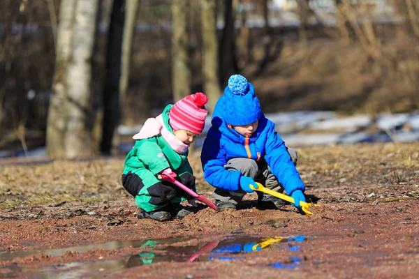 Kids playing with water in spring — Stock Photo, Image