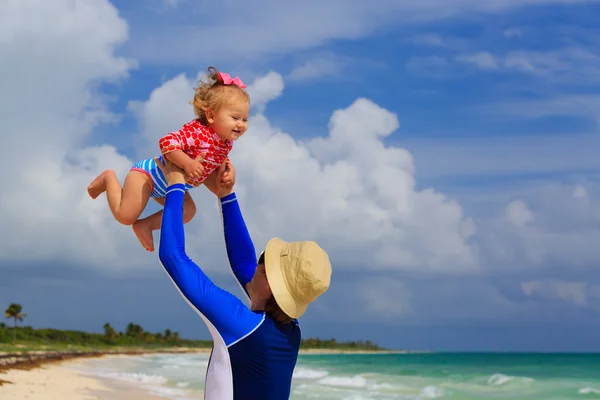 Padre e hija divirtiéndose en la playa — Foto de Stock