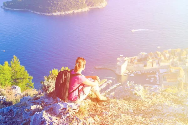 Tourist enjoying scenic view hiking in Europe, Croatia — Stock Photo, Image
