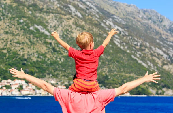 Feliz pai e filho em férias no mar — Fotografia de Stock