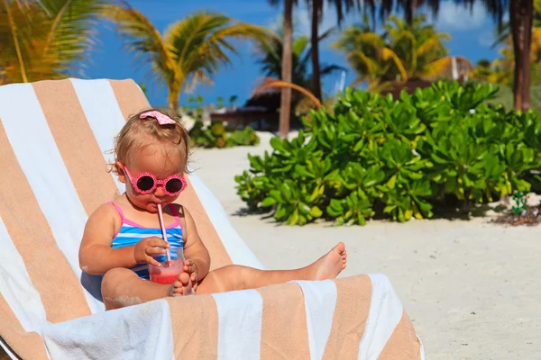Schattig klein meisje sap drinken op het strand — Stockfoto