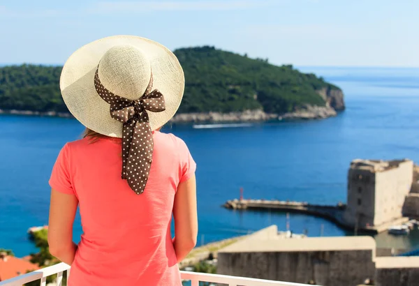 Молодая женщина наслаждается видом на Дубровник — стоковое фото