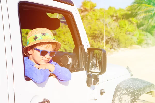 Niño feliz en coche fuera de la carretera — Foto de Stock