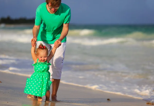 Père et petite fille marchant sur la plage — Photo