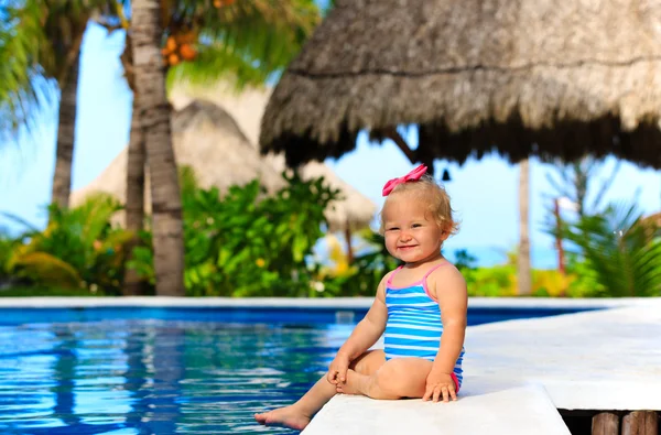 Cute toddler girl playing in swimming pool at summer beach — Stock Photo, Image