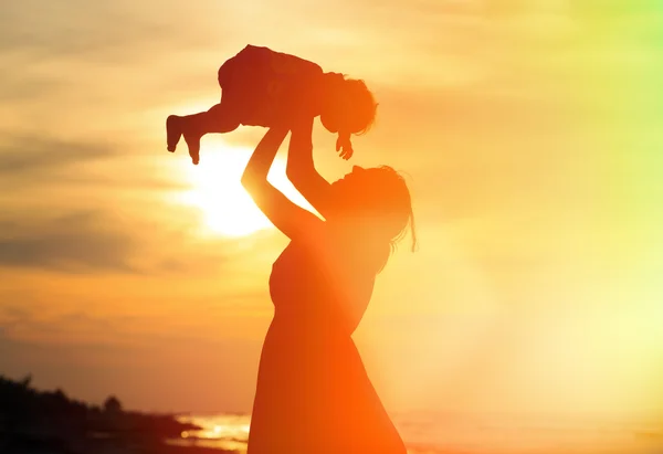 Matka a dcera malá hrát při západu slunce — Stock fotografie