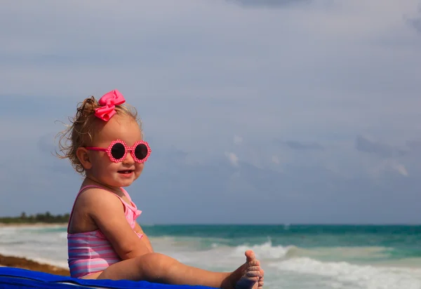 Милая маленькая девочка на летнем пляже — стоковое фото