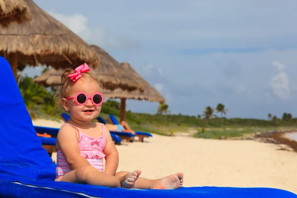 Schattig klein meisje op zomer strand — Stockfoto