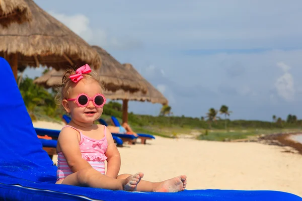 Mignonne petite fille sur la plage d'été — Photo